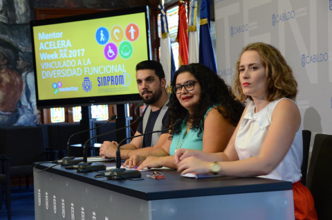 La Consejera Insular del Área de Gobierno Abierto, Acción Social y Atención Ciudadana y Vicepresidenta de Sinpromi, S.L Coromoto Yanes en la presentación del Menor Day