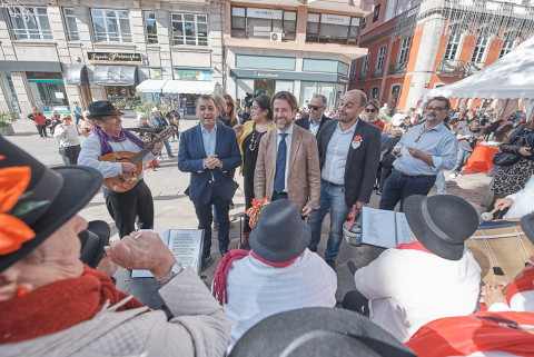 Visita de las diversas autoridades al Mercadillo de ANSINA