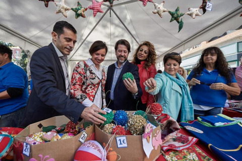 El presidente del Cabildo, Carlos Alonso, y la consejera de Acción Social, Cristina Valido visitando los stands