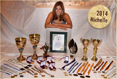 La nadadora del club de natación Ademi Michelle Alonso  con sus trofeos