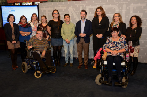 El Presidente del Cabildo, Don Carlos Alonso y la Consejera de Igualdad, estefanía Castro junto a representantes de las cinco asociaciones que han colaborado en los vídeos