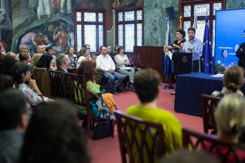 Vista parcial del Salón de Actos y El Presidente del Cabildo, Don Carlos Alonso en un momento del acto