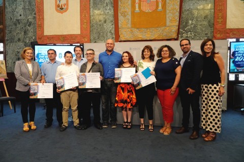 Foto de familia de los galardonados en el I Certamen Regional  de Artes Plásticas Giro-Arte 2019