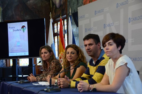 La consejera insular de Acción Social, Cristina Valido junto a Andrés Siverio, presidente de la Asociación de Parkinson de Tenerife, La fisioterapeuta de la Asociación, Nayra González y Nuria Campos, Directora de la Asociación