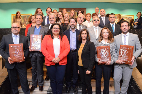 Foto grupal de autoridades, integrantes de SINPROMI y premiados