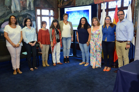 La consejera insular de Igualdad, Estefanía Castro junto a La vicepresidenta de Sinpromi, Coromoto Yanes, la concejala de Igualdad de La Laguna, Flora Marrero, junto a los representantes de las asociaciones que apoyan el proyecto