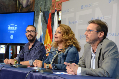 La vicepresidenta y consejera insular de Acción Social, Cristina Valido junto al presidente de AFES Salud Mental, Enrique González Camacho, y el director de Canarias Radio La Autonómica, Miguel Moreno Guedes. 