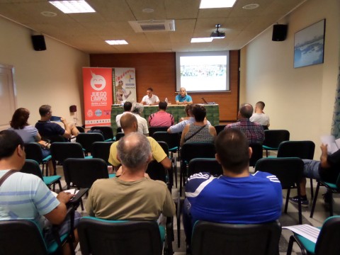 José Francisco Pérez Cabrera, Técnico de la Oficina de Voluntariado impartiendo la charla