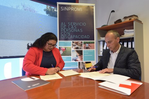 La vicepresidenta de Sinpromi, Coromoto Yanes y el presidente provincial de Cruz Roja Española en Santa Cruz de Tenerife, Carlos Coello