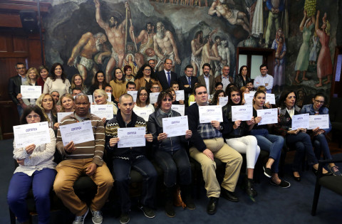 Las 48 personas beneficiarias del programa formativo con sus diplomas