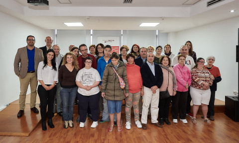 El Gerente de SIMPROMI S. L., Adal Garcia junto con los componentes del taller de teatro