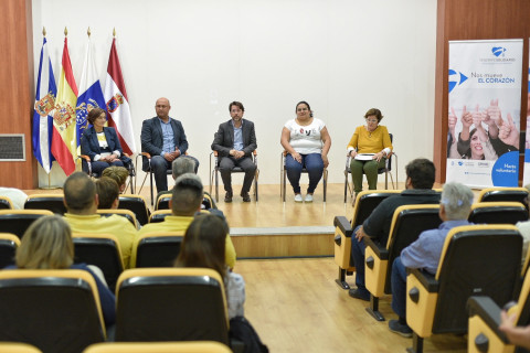 Un instante del acto de inauguración de la Oficina del Programa Tenerife Solidario en San isidro