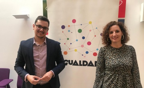 El consejero delegado de Participación Ciudadana y Diversidad del Cabildo de Tenerife, Nauzet Gugliotta con su homóloga en la institución grancanaria, Sara Ramírez