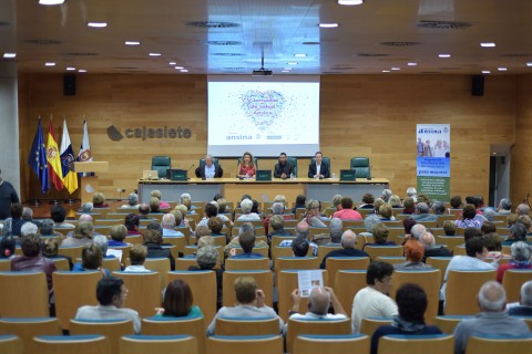 Vista general de la sala y mesa presidencial