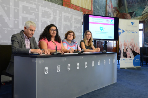 La consejera de Acción Social Coromoto Yanes, acompañada de la directora insular de Voluntariado e Inclusión Social, Juana de la Rosa, José Luis Barquín, de la Asociación de Padres de Personas afectadas de Autismo de Tenerife (Apanate) y  Maite Salazar, responsable de Recursos Humanos de la Autoridad Portuaria de Santa Cruz de Tenerife