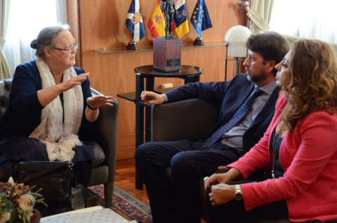 El presidente del Cabildo, Carlos Alonso, la consejera de Acción Social, Cristina Valido y Anna Ferrer, presidenta de la Fundación Vicente Ferrer