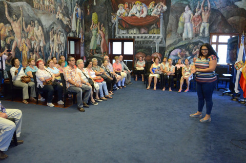 Mayores de Santiago del Teide conocen en el Salón Noble del Cabildo los murales del pintor José Aguiar. 