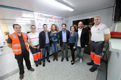 El presidente del Cabildo, Carlos Alonso y la vicepresidenta y consejera insular de Acción Social, Cristina Valido, junto a los voluntarios