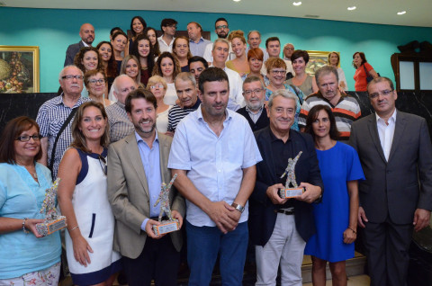 El Presidente del Cabildo, Don Carlos junto a los integrantes de la La Asociación de Familiares y Enfermos de Párkinson de Tenerife