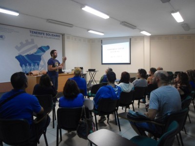 El Docente impartiendo el taller