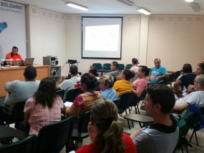 Vista parcial de la sala y los ponentes