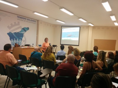 Vista parcial de la sala y la ponente