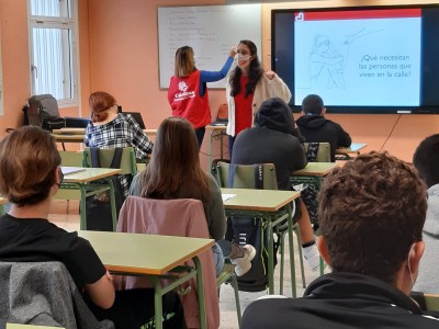 Un instante de la charla de Cáritas sobre personas sin hogar