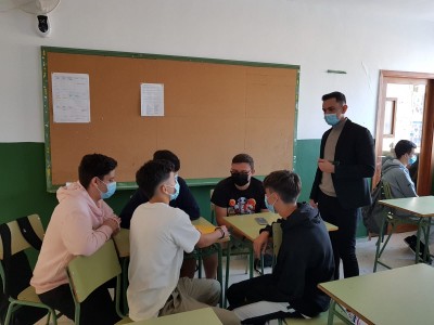 El consejero delegado de participación ciudadana del Cabildo, Nauzet Gugliotta visitando al alumnado