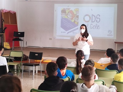 Taller impartido por la dinamizadora del Programa Tenerife isla Solidaria
