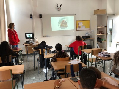 La dinamizadora del Programa Tenerife Isla Solidaria impartiendo el taller