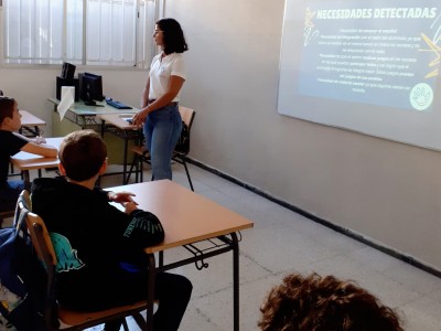 La Dinamizadora del Programa Tenerife Isla Solidaria impartiendo el taller
