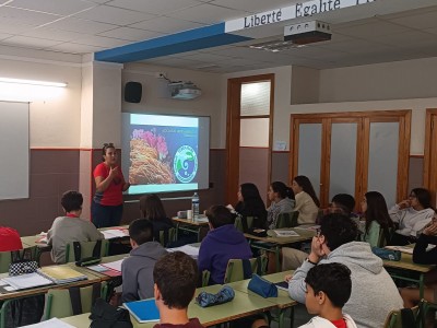 La Asociación Medioambiental Cruz Santa impartiendo el taller