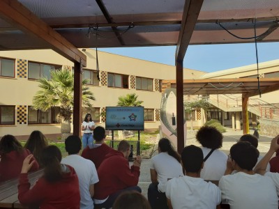 Una de las técnico del Programa Tenerife Isla Solidaria impartiendo el taller de voluntariado
