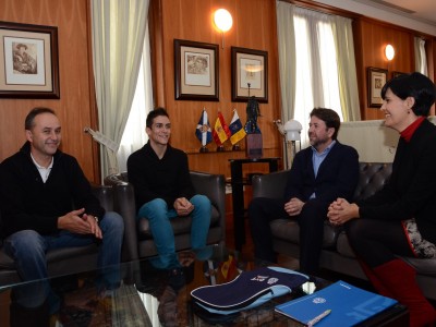 El Presidente del Cabildo, Don Carlos Alonso reunido con el nadador Israel Óliver Peña