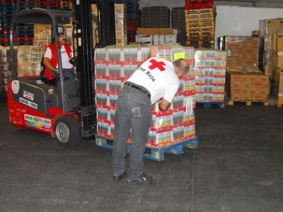 Personas voluntarias en almacen de reparto de alimentos de Cruz roja