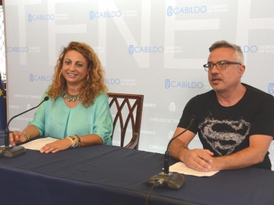 La consejera Cristina Valido junto a Alfredo del Rosario, presidente de la Asociación Arte en la Diversidad. 