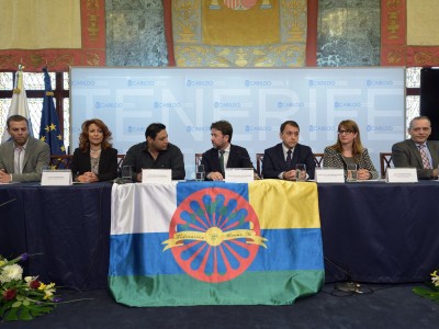 Foto de la mesa presidencial con los representante de ONG y administraciónes públicas