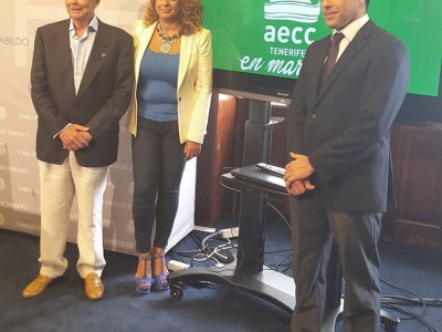 La consejera de Acción Social, Cristina Valido; el presidente de la Junta Provincial de la AECC, Juan Julio Fernández, y el gerente del Organismo Autónomo de Deportes (OAD) de Santa Cruz, Jordi Bercedo