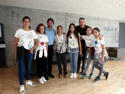 El Presidente del Cabildo, Don Carlos Alonso con un grupo de jóvenes participantes en esta jornada