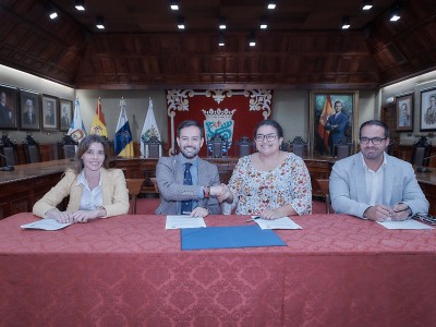 La vicepresidenta de Sinpromi y consejera de Acción Social, Coromoto Yanes, junto al Gerente de SINPROMI Adal García, el Alcalde del Puerto de la Cruz  Lope Afonso y la la concejal de Empleo y Recursos Humanos del Ayuntamiento del Puerto de la Cruz, Antonia María Domínguez