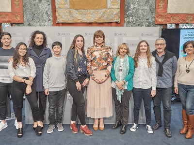 La consejera insular de Igualdad, Estefanía Castro, y la presidenta provincial de Cruz Roja Española, Mayte Pociello junto a los premiados
