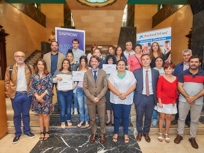Foto de familia de entrega de los diplomas Incorpora