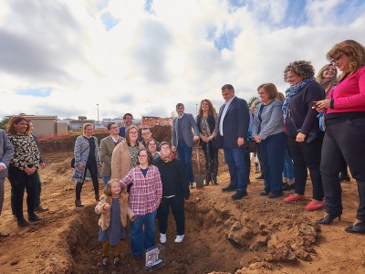 Acto de colocación de la primera piedras del Centro para persona con Síndrome de Down
