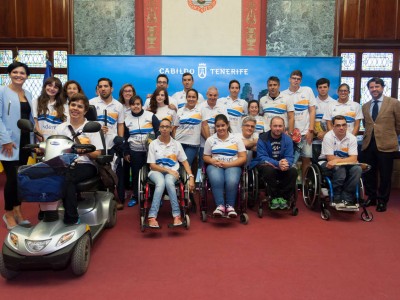 El presidente del Cabildo, Carlos Alonso, y la consejera de Deportes, Cristo Pérez junto a integrantes del Club Ademi Tenerife