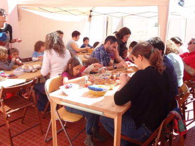 Menores y adulto realizando una actividad en la Asociación La Asociación para el Impulso a las Iniciativas Pedagógicas Libres