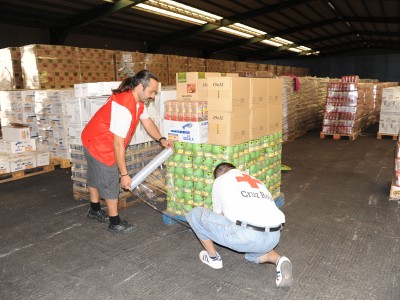 Voluntarios de cruz Roja preparando un envió de alimentos