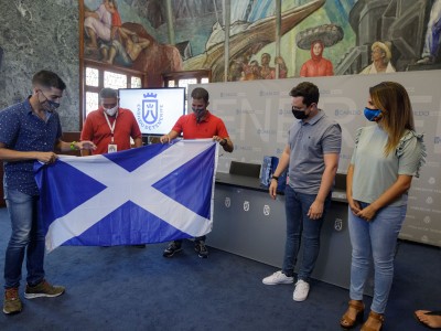 El consejero delegado de Participación Ciudadana y Diversidad del Cabildo de Tenerife, Nauzet Gugliotta, y la directora insular de Deportes, Laura Castro, recibieron a los corredores