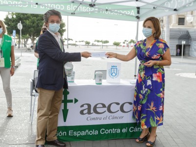 La vicepresidenta del Cabildo de Tenerife, Berta Pérez, en la mesa de cuestación de donativos de la Asociación Española Contra el Cáncer