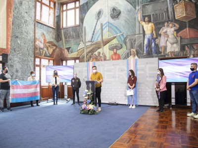 El consejero delegado de Participación Ciudadana y Diversidad del Cabildo de Tenerife, Nauzet Gugliotta, en un instante del acto de conmemoración y lectura de manifiesto con motivo del día de la Visibilidad Trans