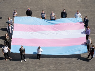 Conmemoración del Día Internacional de la Despatologización Trans en el exterior del Cabildo